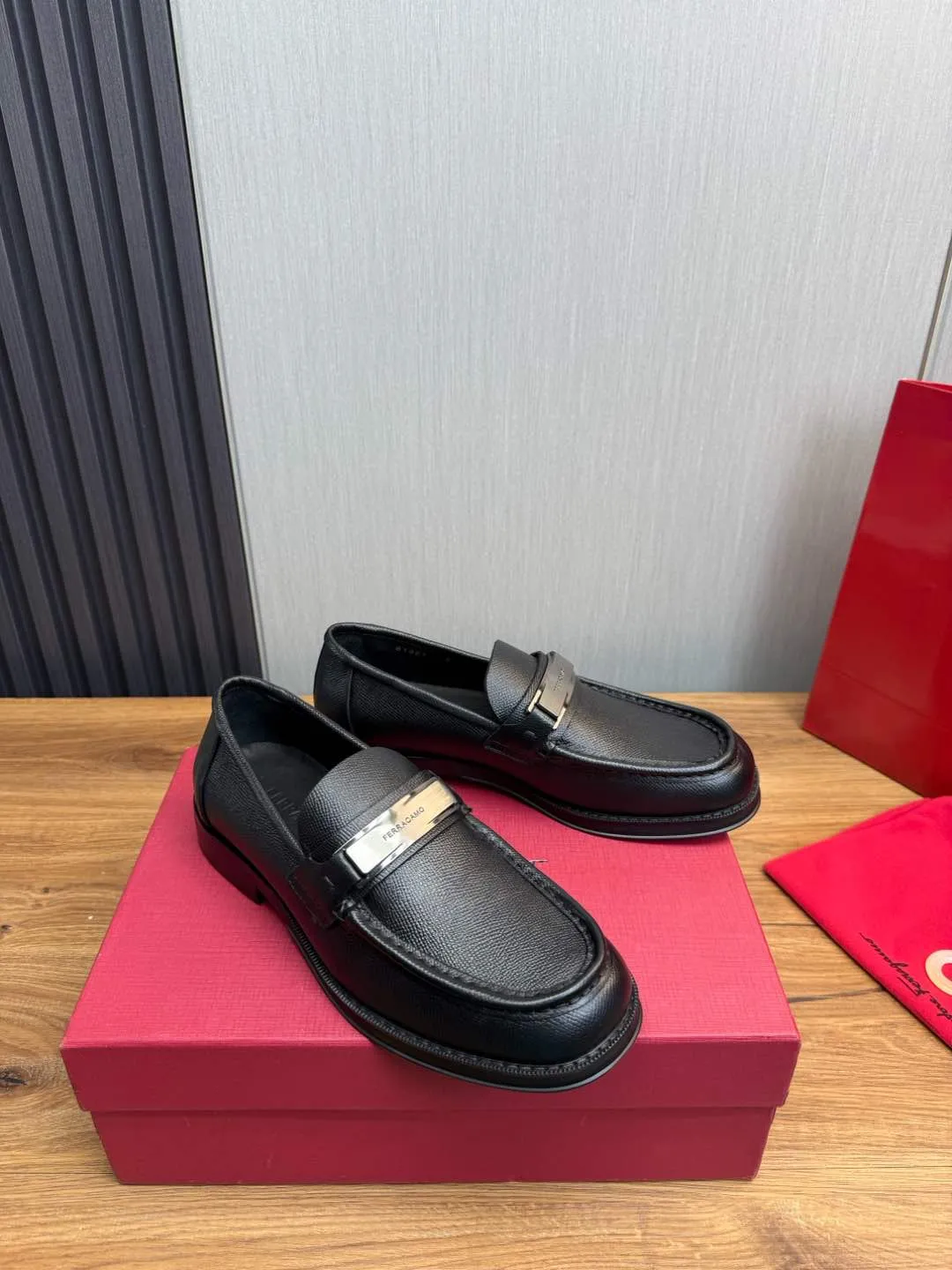 Men's shoes 💰880💰 Ferragamo. [Ferragamo] men's thick-soled loafers, the latest hot style, 1:1 original purchase quality, top quality, imported open-edge beaded cowhide leather on the upper, hand-made three-dimensional stitching highlights the round toe design, the inner foot pads are all imported cowhide, with original lightweight foam outsole, matching code 39-44, (38, 45 custom-made, non-refundable)